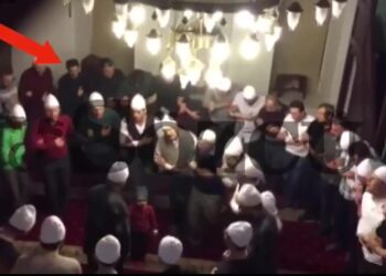 8 yaşındaki oğlu ulu kişi görülüyor, yaşlı adamlar bile elini öpüyor!