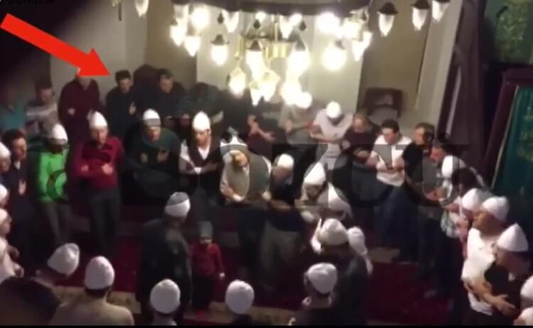 8 yaşındaki oğlu ulu kişi görülüyor, yaşlı adamlar bile elini öpüyor!