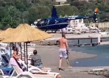 Sahilde güneşlenenlerin arasına helikopterle müşteri indirdiler