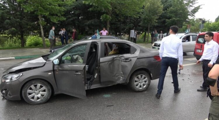 Davutoğlu’nun konvoyunda kaza! 2 yaralı