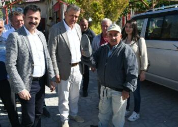 Çiftçi yırtık lastik ayakkabısıyla isyan etti