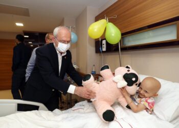 Kılıçdaroğlu’ndan lösemi tedavisi gören İkbal Çoban’a ziyaret