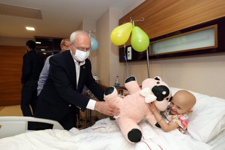 Kılıçdaroğlu’ndan lösemi tedavisi gören İkbal Çoban’a ziyaret