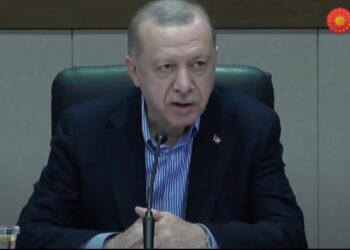 Erdoğan’dan gazeteciye: Maskeni çıkar