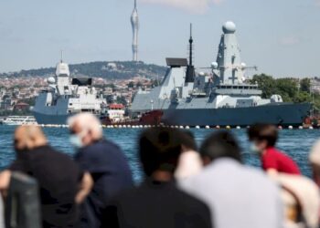 Cem Gürdeniz’den boğazda demirli İngiliz zırhlısı uyarısı