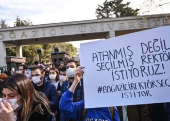 Üç öğretim görevlisinin daha ders vermesi engellendi