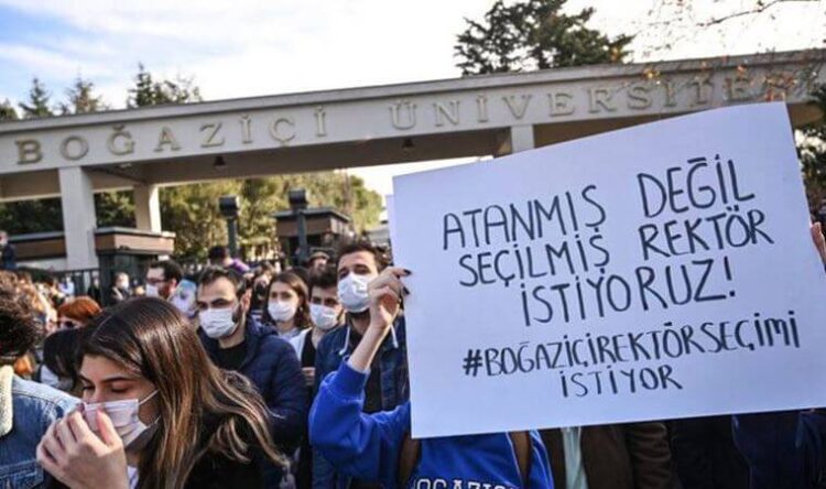 Üç öğretim görevlisinin daha ders vermesi engellendi