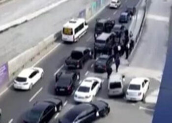 Çakarlı araçlarla yolu trafiğe kapatıp halay çektiler
