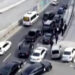 Çakarlı araçlarla yolu trafiğe kapatıp halay çektiler