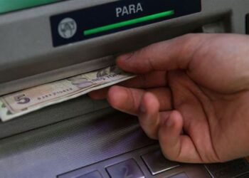 ATM’ye sahte para yatırıp gerçek para çektiler