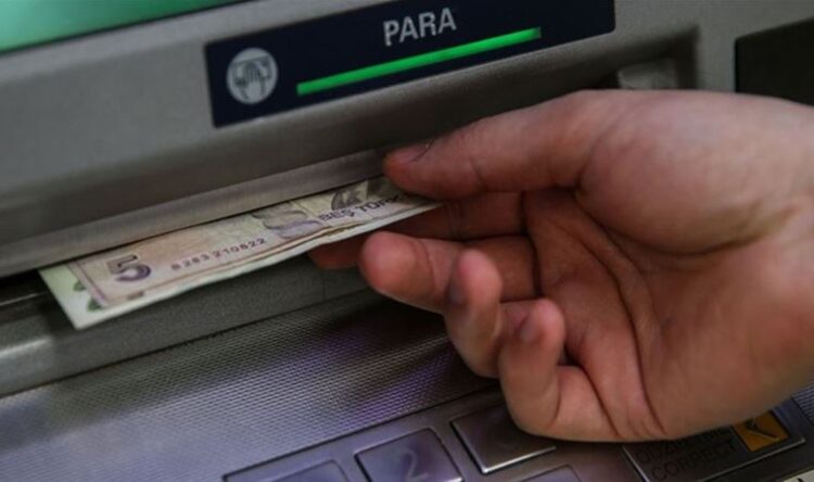 ATM’ye sahte para yatırıp gerçek para çektiler