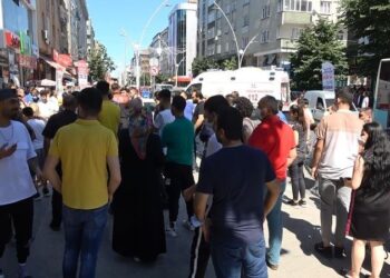 Caddede yürürken silahlı saldırıya uğradı