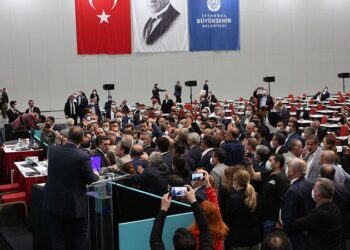 İBB Meclisinde gerginlik! Kürsüye yürüdüler, arbede yaşandı