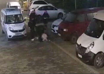 İstanbul’da bir kadın polis tarafından yere yatırılarak darp edildi!