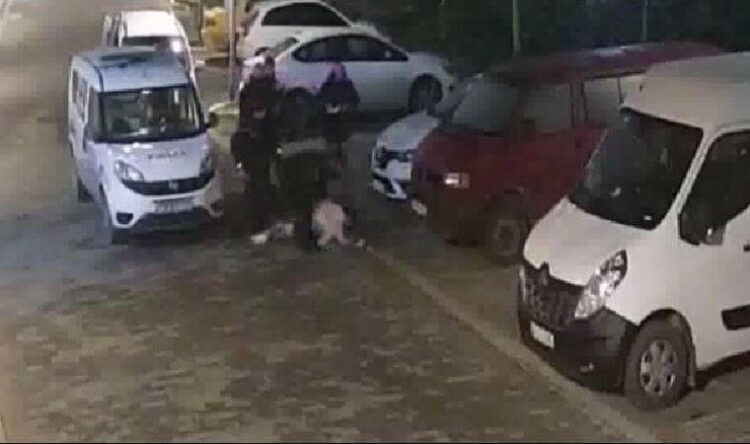 İstanbul’da bir kadın polis tarafından yere yatırılarak darp edildi!