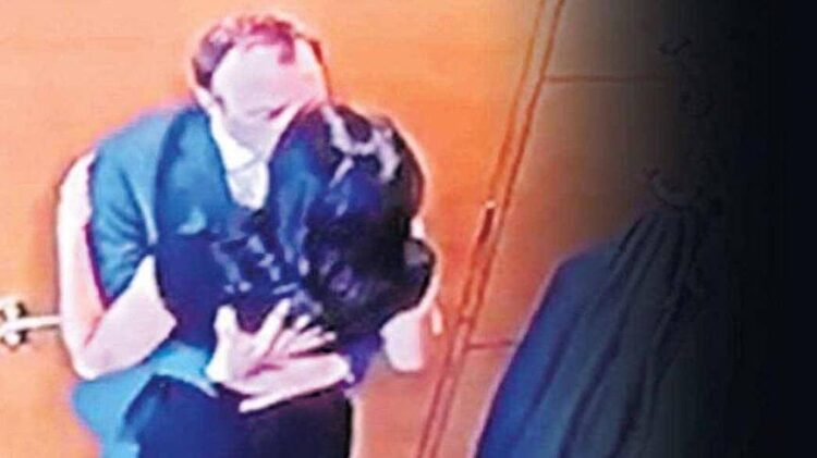 Danışmanıyla dudak dudağa yakalanan İngiltere Sağlık Bakanı istifa etti