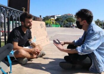 Kendisini ağlatan insanlara para veriyor