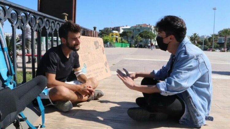 Kendisini ağlatan insanlara para veriyor