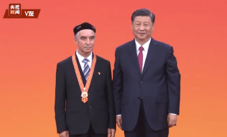 Xinjianglı ÇKP üyesine 1 Temmuz Madalyası