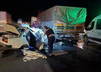 TIR’ın altına giren araçta anne öldü, eşi ve 2 bebeği ağır yaralı