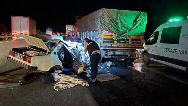 TIR’ın altına giren araçta anne öldü, eşi ve 2 bebeği ağır yaralı