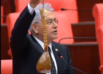 CHP’li Ünsal, elinde bağlama ile TBMM’de müzisyenlerin sesi oldu