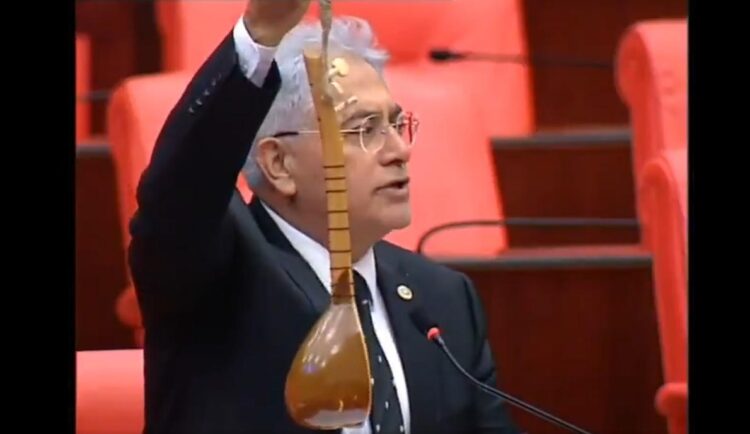 CHP’li Ünsal, elinde bağlama ile TBMM’de müzisyenlerin sesi oldu