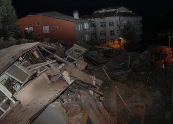 Sarıyer’de 11 katlı boş bina çöktü