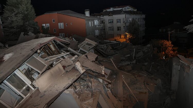 Sarıyer’de 11 katlı boş bina çöktü