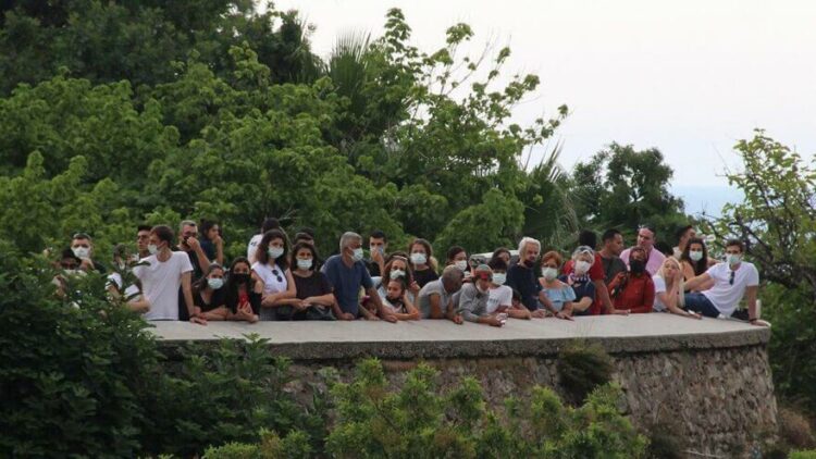 Ceset görmek için bir biriyle yarıştılar