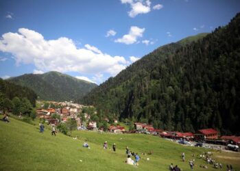 Ayder Yaylası’na giden yer bulamıyor