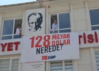 ‘128 milyar dolar nerede?’ pankartı aynı yerine asıldı