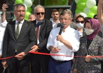 Davutoğlu: “Devleti 3-5 çeteye, 3-5 yolsuza peşkeş çektiler”