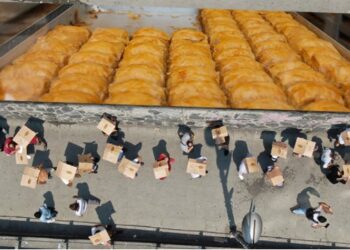 Ucuz baklava kuyruğu havadan görüntülendi