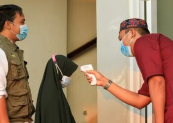 Çarşaf giyip eşinin kimliğiyle uçağa binen Covid’li adam yakalandı