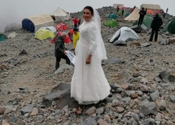 Gelinlik giyip Ağrı Dağı ile evlendi