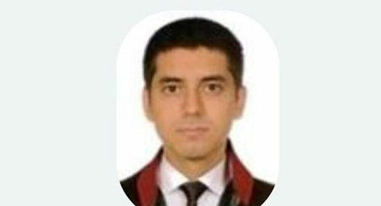 İstanbul E-5’te genç avukat bir aracın önüne atlayarak intihar etti