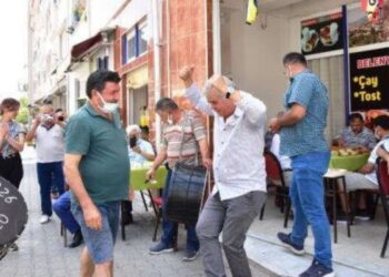 Oyun yasağının kalkmasını kahvehanesinde zeybek oynayarak kutladı