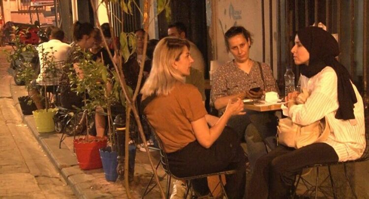 İstanbul’da kısıtlamalar sona erdi, eğlence mekanları doldu taştı