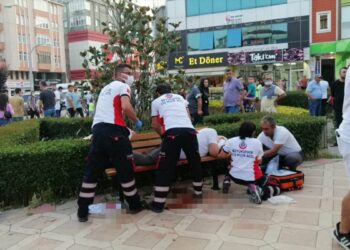 Maskesiz şekilde hapşıran kişiyi kalçasından bıçakladı
