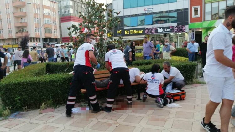 Maskesiz şekilde hapşıran kişiyi kalçasından bıçakladı