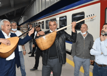 Doğu Ekspresi seferlerine başladı: İlk treni Karslı aşıklar karşıladı