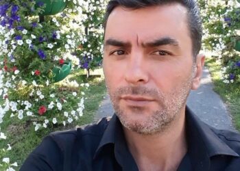 Birlikte yaşadığı kadını darbeden erkek, komşusu tarafından öldürüldü