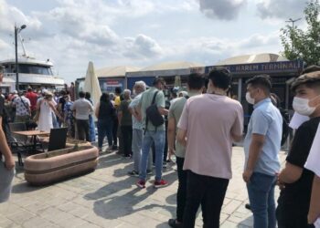 İstanbul’da kalanlar akın etti: Vapur iskeleleri doldu taştı