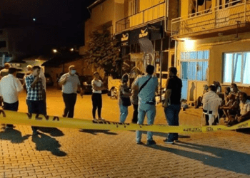 Annesini bıçaklayarak öldürdü