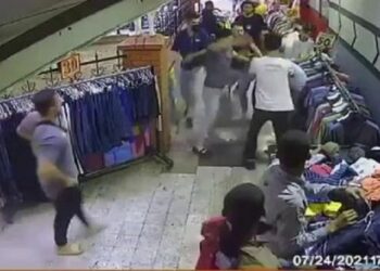 Hırsızlık şüphelisine meydan dayağı: Poşetinden bıçak düştü
