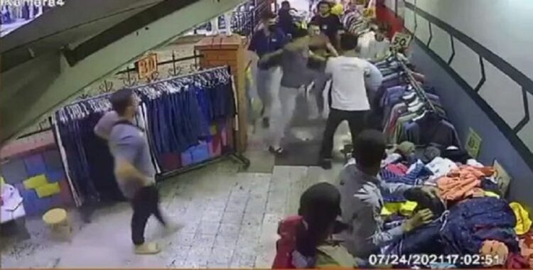 Hırsızlık şüphelisine meydan dayağı: Poşetinden bıçak düştü