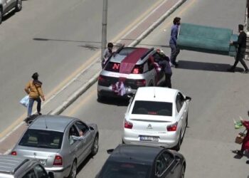 Çekyat ile düğün arabasının önünü kestiler