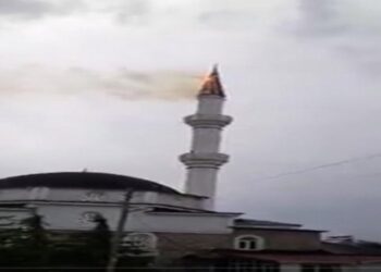 Yıldırım isabet eden caminin minaresi alev aldı