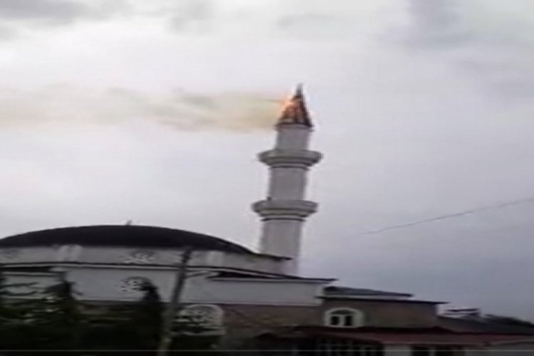 Yıldırım isabet eden caminin minaresi alev aldı